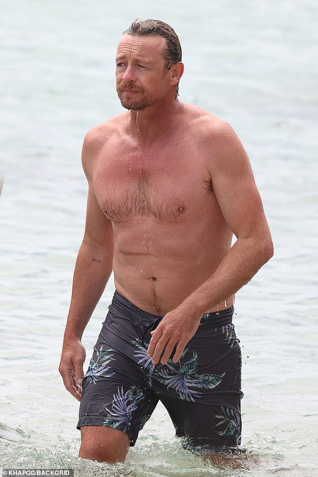 Shirtless Simon Baker 51 Proves He Is Getting Better With Age As He Goes For A Swim Readsector Female